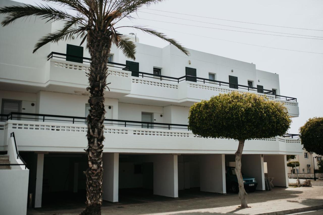 Ovis Hotel Apartments Ayia Napa Bagian luar foto