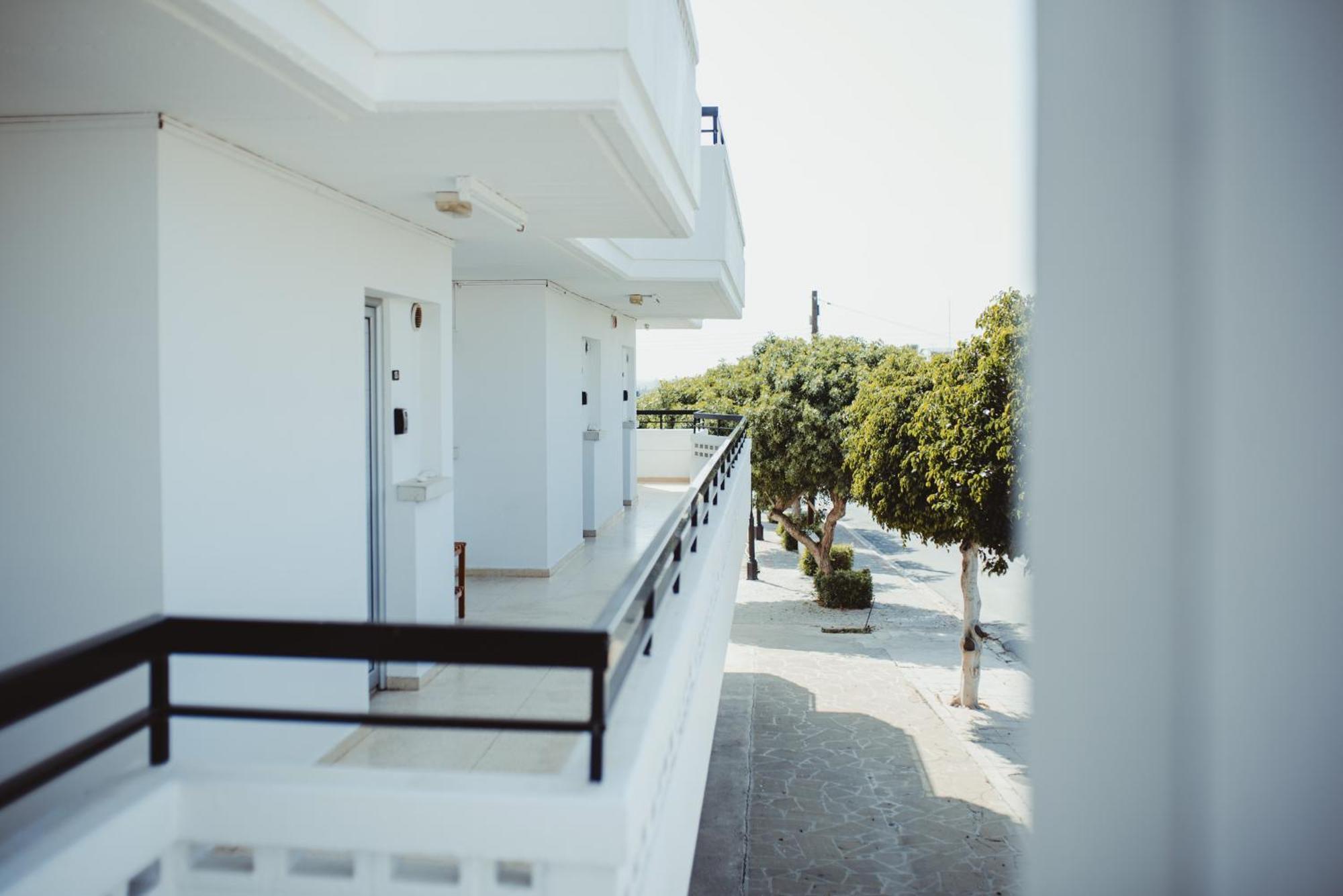 Ovis Hotel Apartments Ayia Napa Bagian luar foto